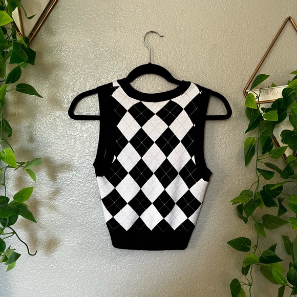 Cropped Black and White Sweater Vest - Picture 3 of 3